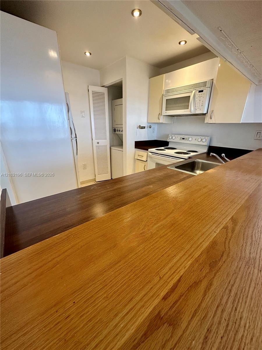 600 NE 36th St # 2015, Miami FL 33137 photo 2