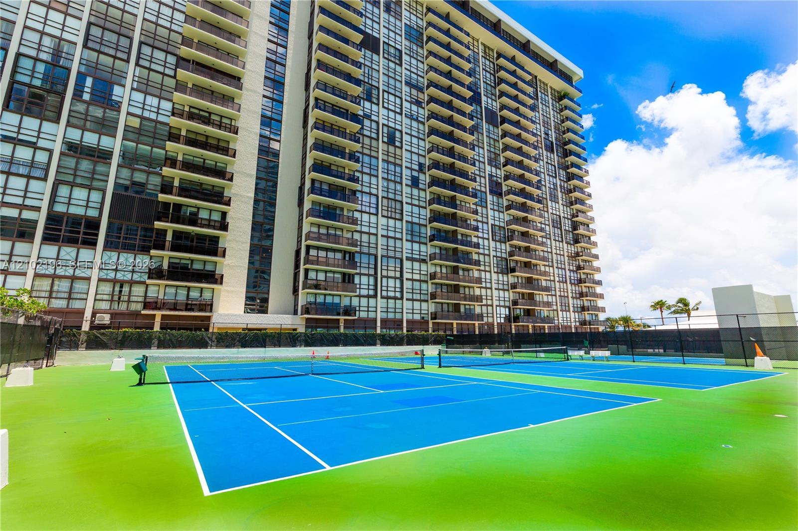600 NE 36th St # 2015, Miami FL 33137 photo 3