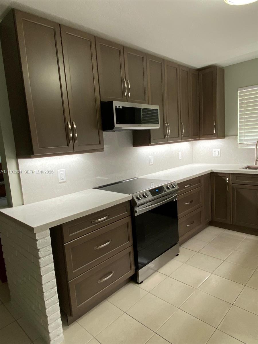 467 W 43rd Pl, Hialeah FL 33012 photo 2