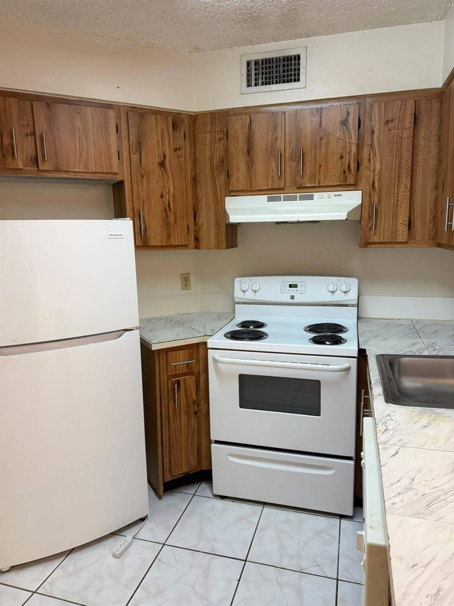 216 LAKE POINTE Drive # 222, Oakland Park FL 33309 photo 2