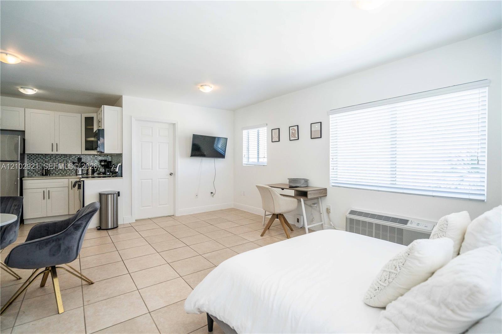 6971 Carlyle Ave # 204, Miami Beach FL 33141 photo 4