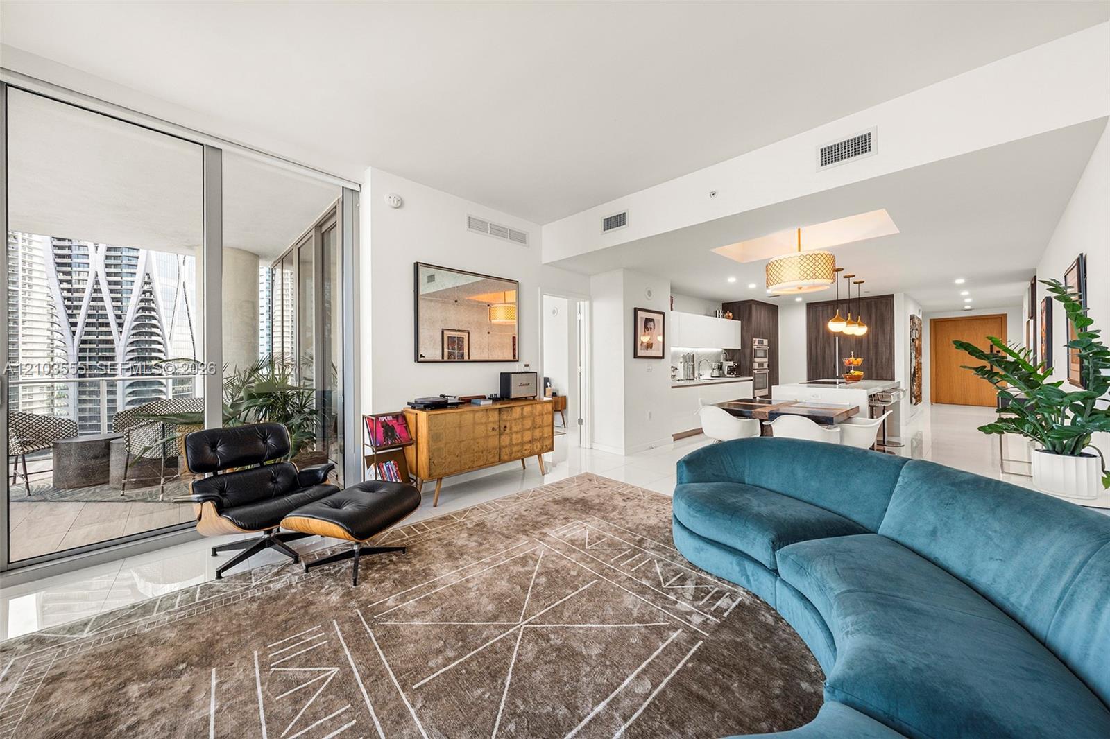 851 NE 1st Ave # 1901, Miami FL 33132 photo 2