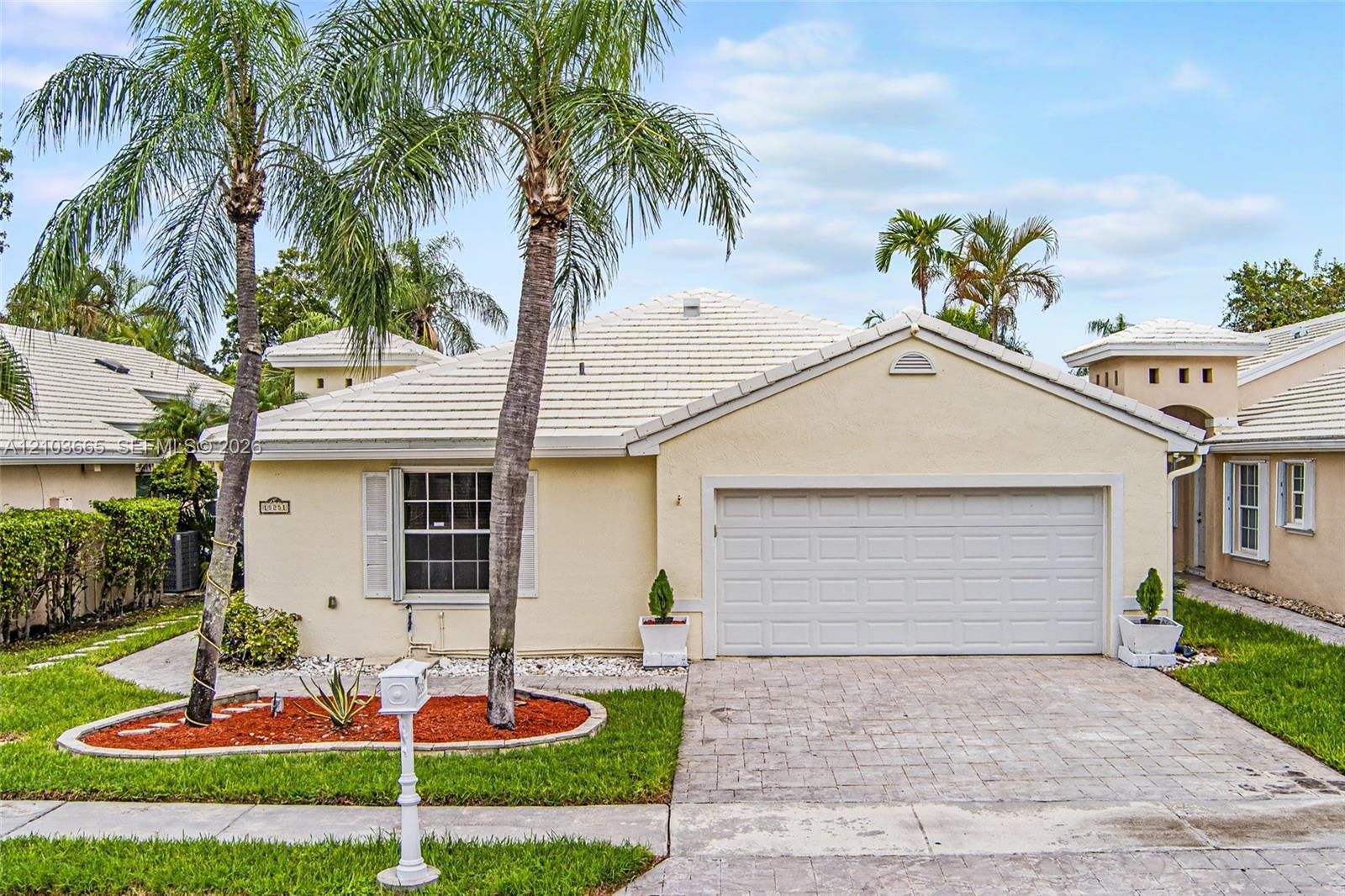 15251 Wilshire Way, Pembroke Pines FL 33027 photo 2