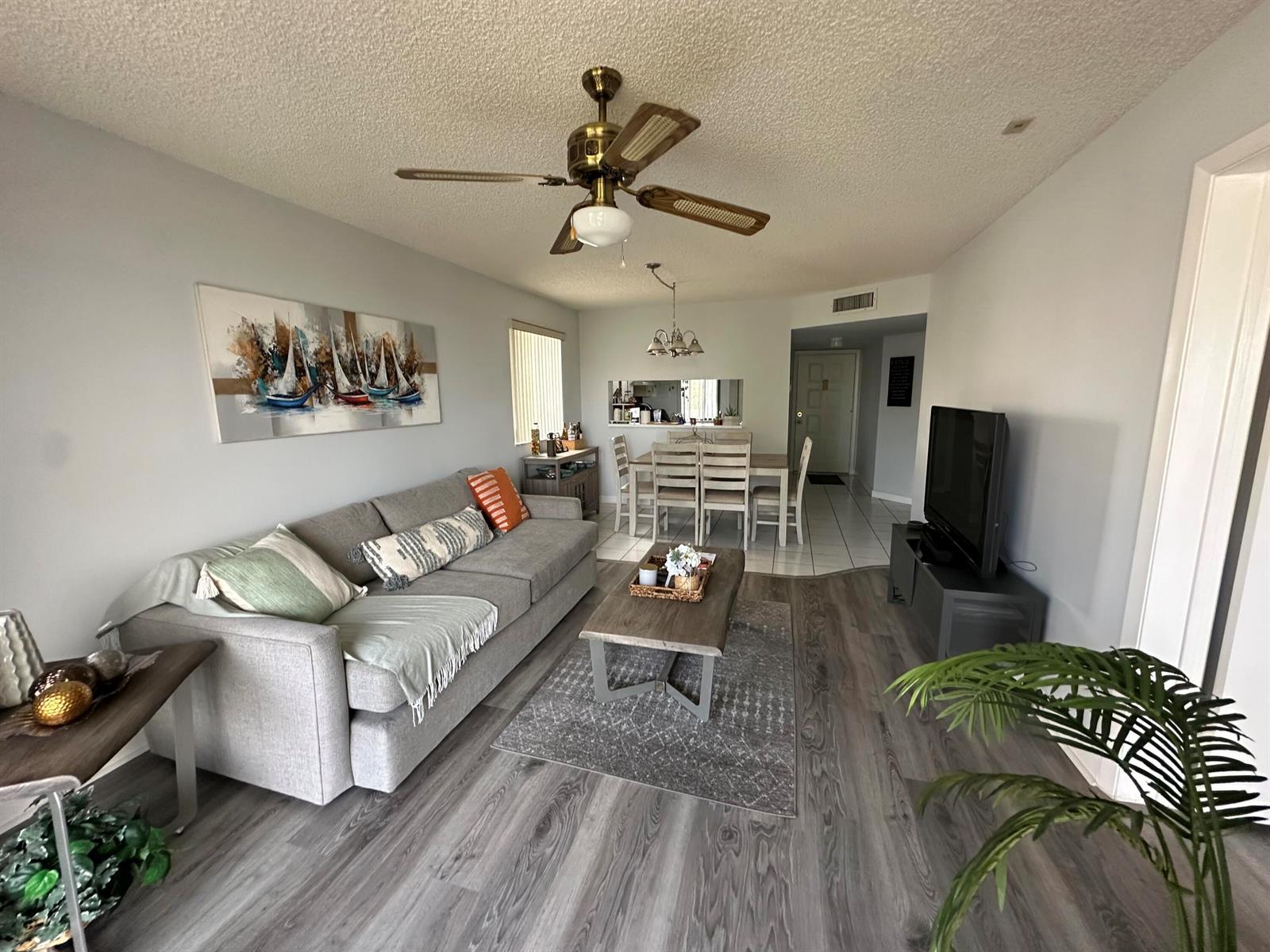 3138 Via Poinciana # 317, Lake Worth FL 33467