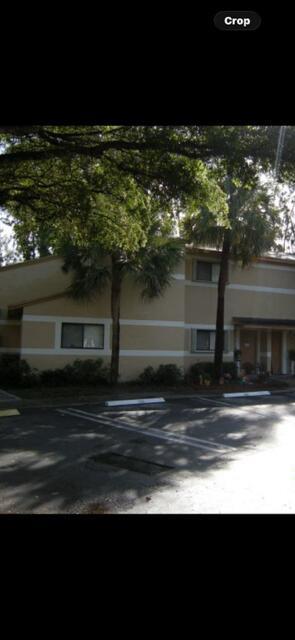 211 PALM Circle E, Pembroke Pines FL 33025 photo 2