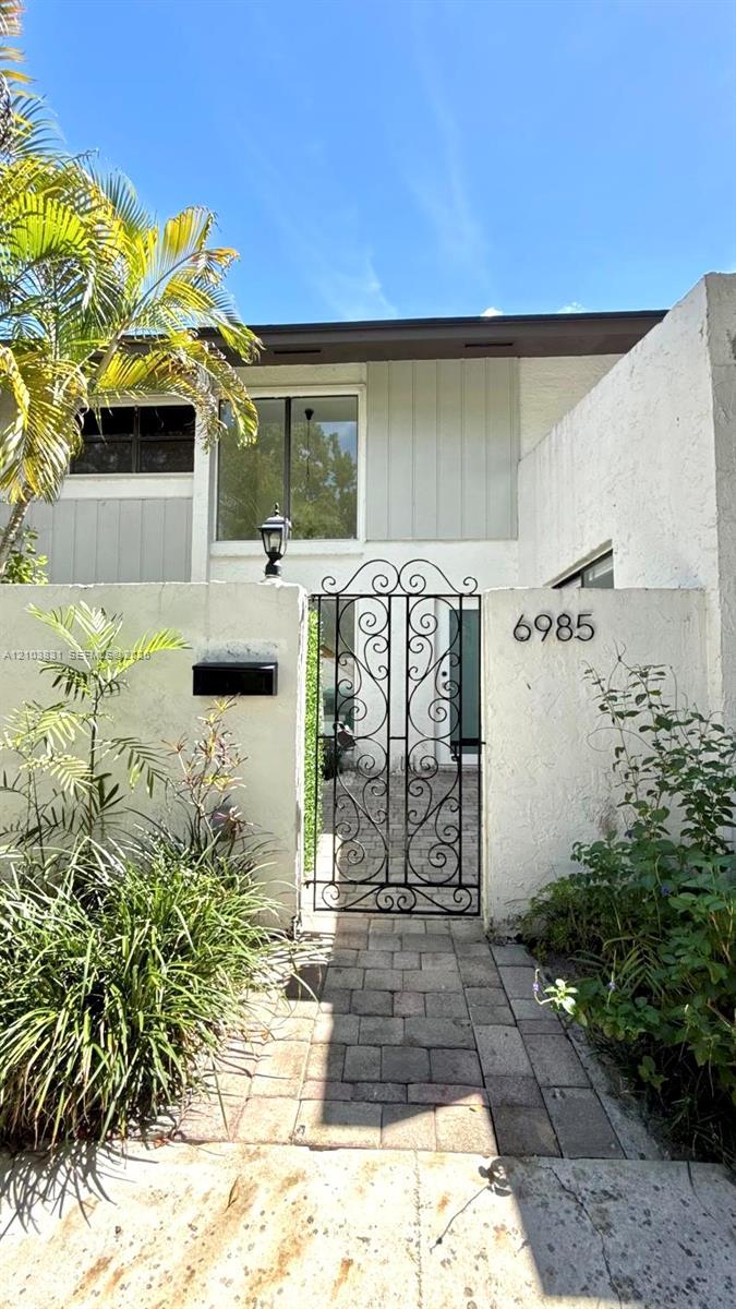 6985 SW 110th Pl, Miami FL 33173 photo 2