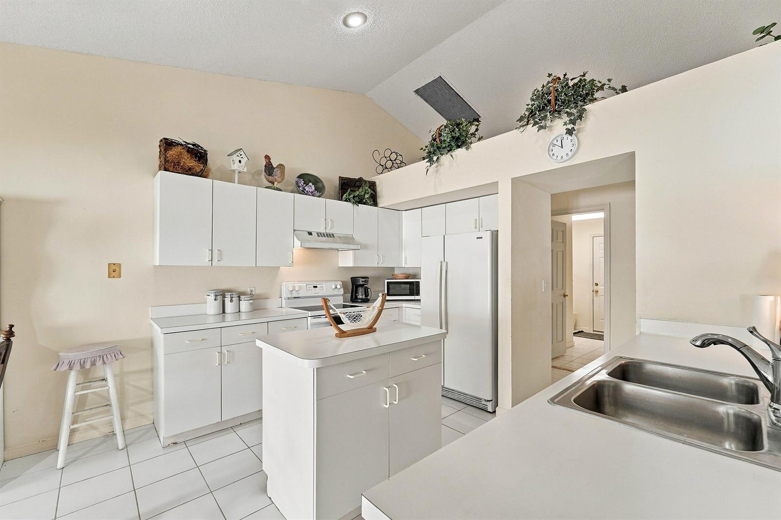 3705 BEACHWOOD Drive, Delray Beach FL 33445 photo 3