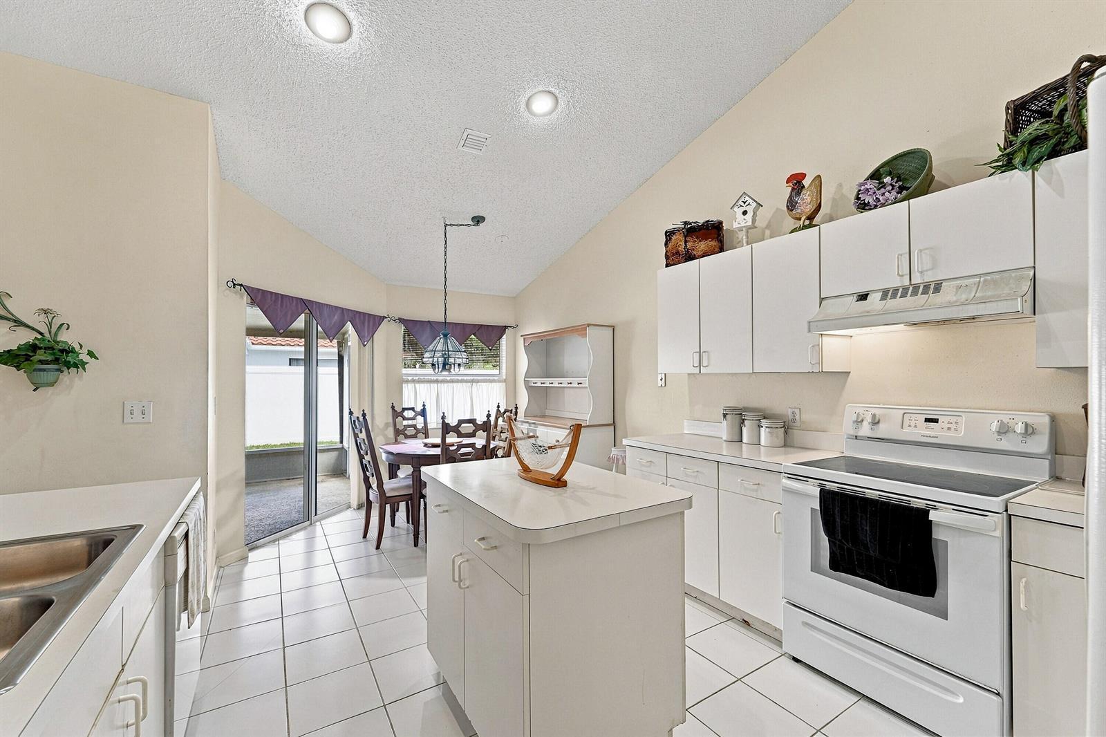 3705 BEACHWOOD Drive, Delray Beach FL 33445 photo 4