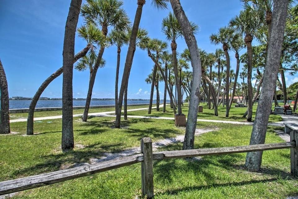 407 S LAKESIDE Drive, FL 33460 photo 3
