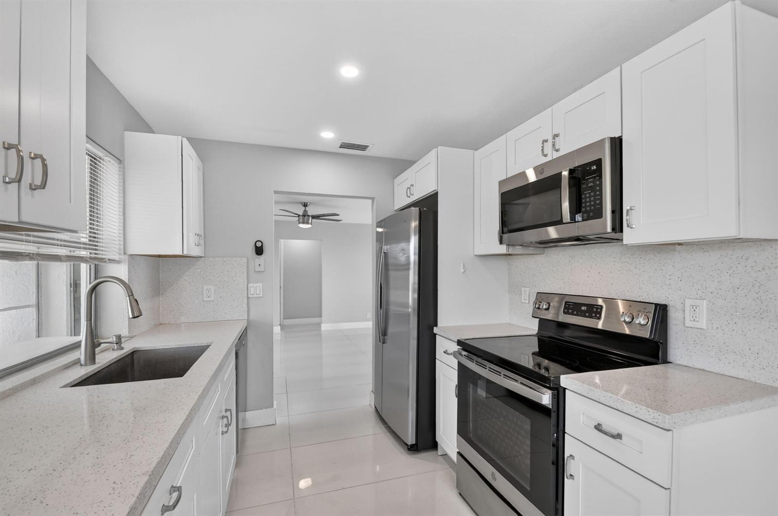1404 SW 22nd Avenue, Boynton Beach FL 33426 photo 2