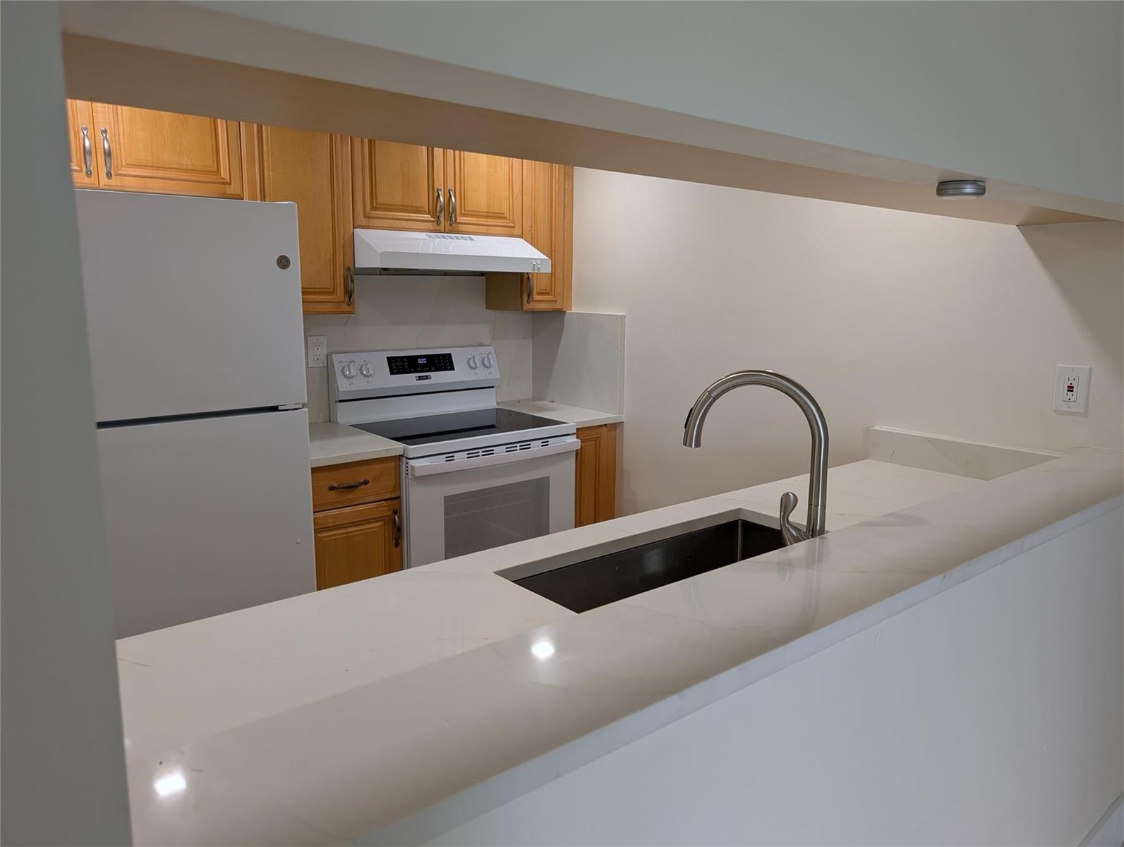 6040 Shaker Wood Circle, Tamarac FL 33319 photo 2
