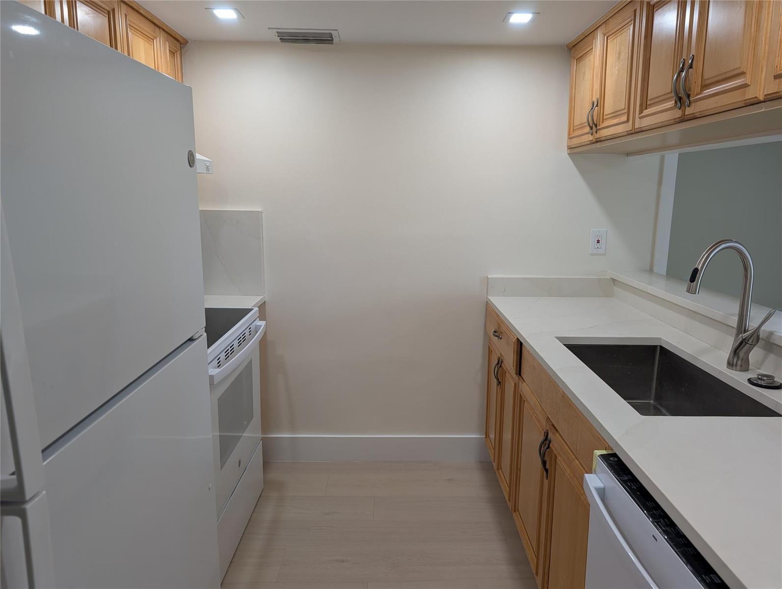 6040 Shaker Wood Circle, Tamarac FL 33319 photo 3