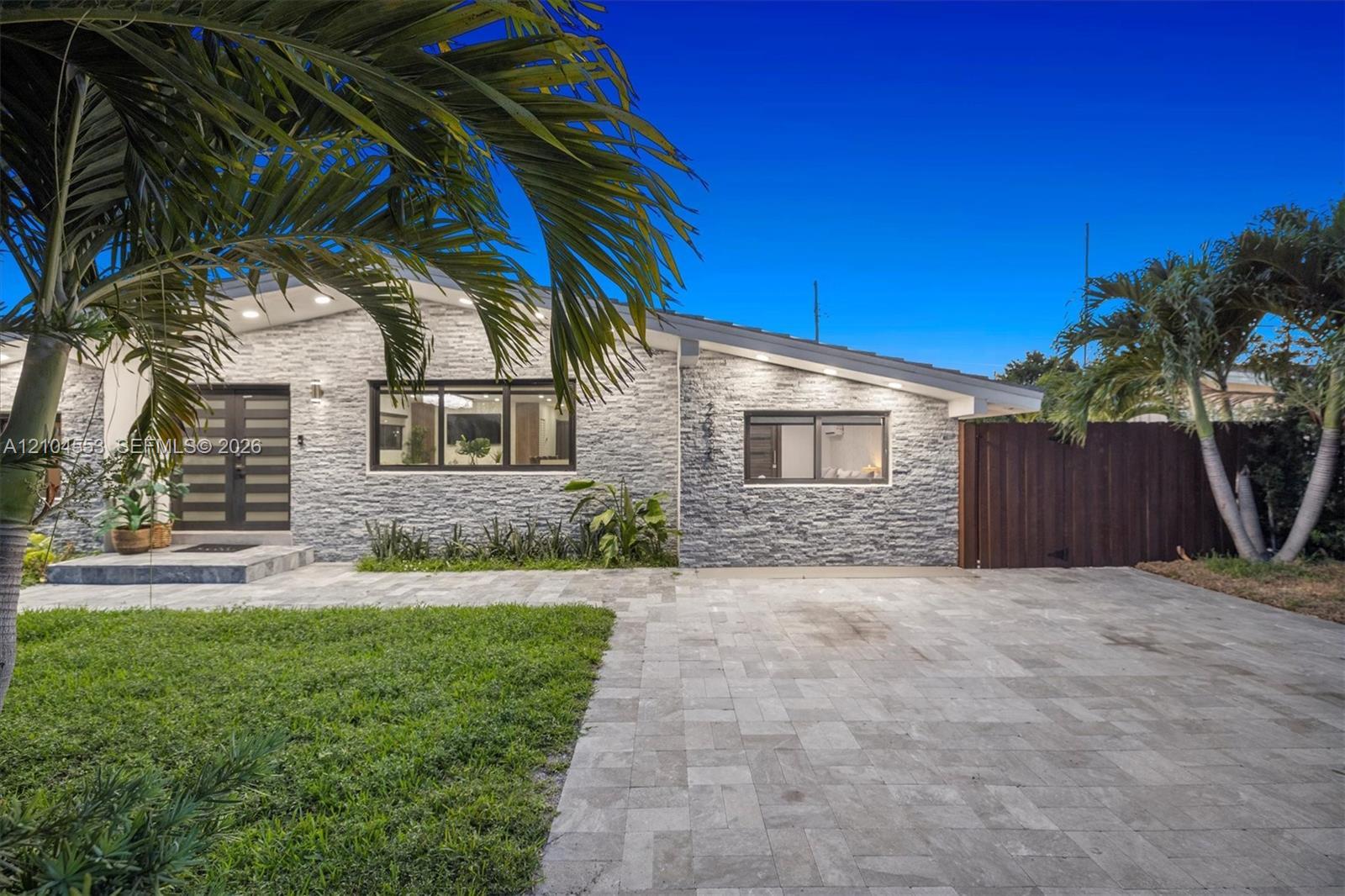 20930 NE 26th Ave, Miami FL 33180 photo 2