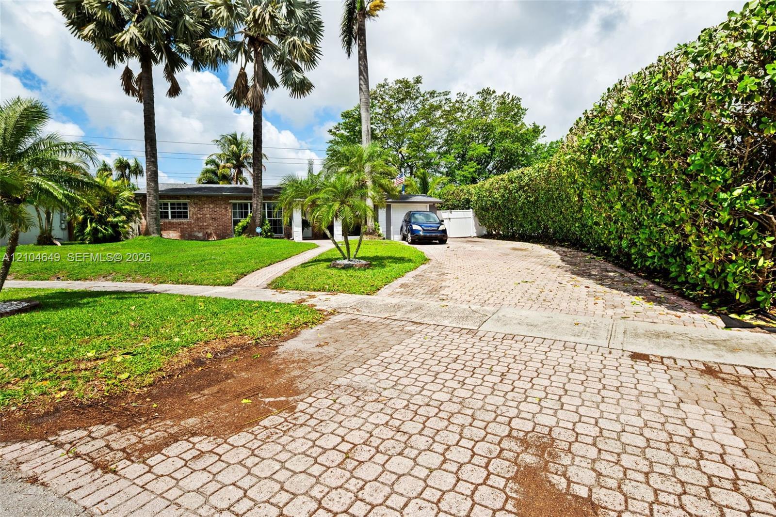 911 SW 51st Ave, Plantation FL 33317