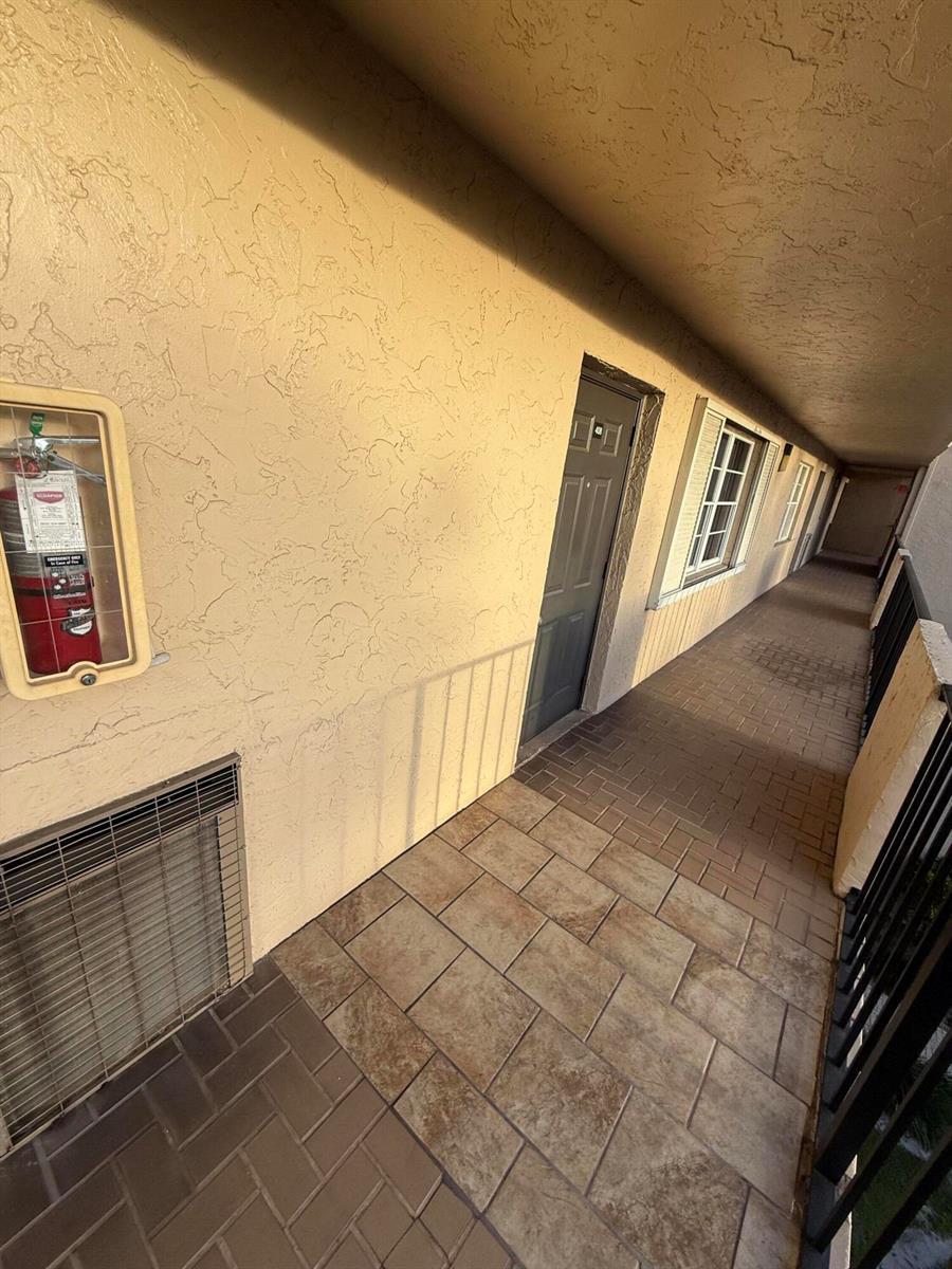 3300 W Rolling Hills Circle Apt 408, Davie FL 33328 photo 3