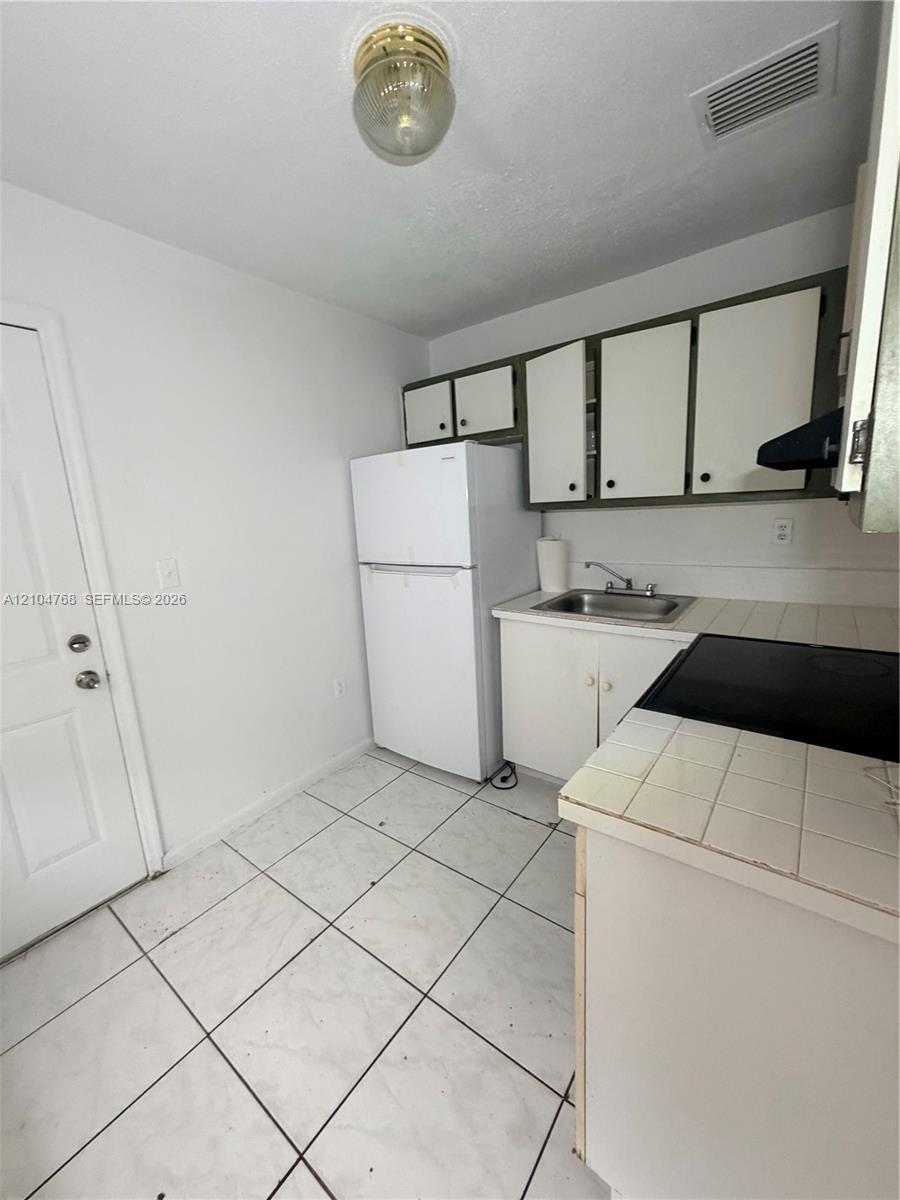 Miami, FL 33142 photo 4