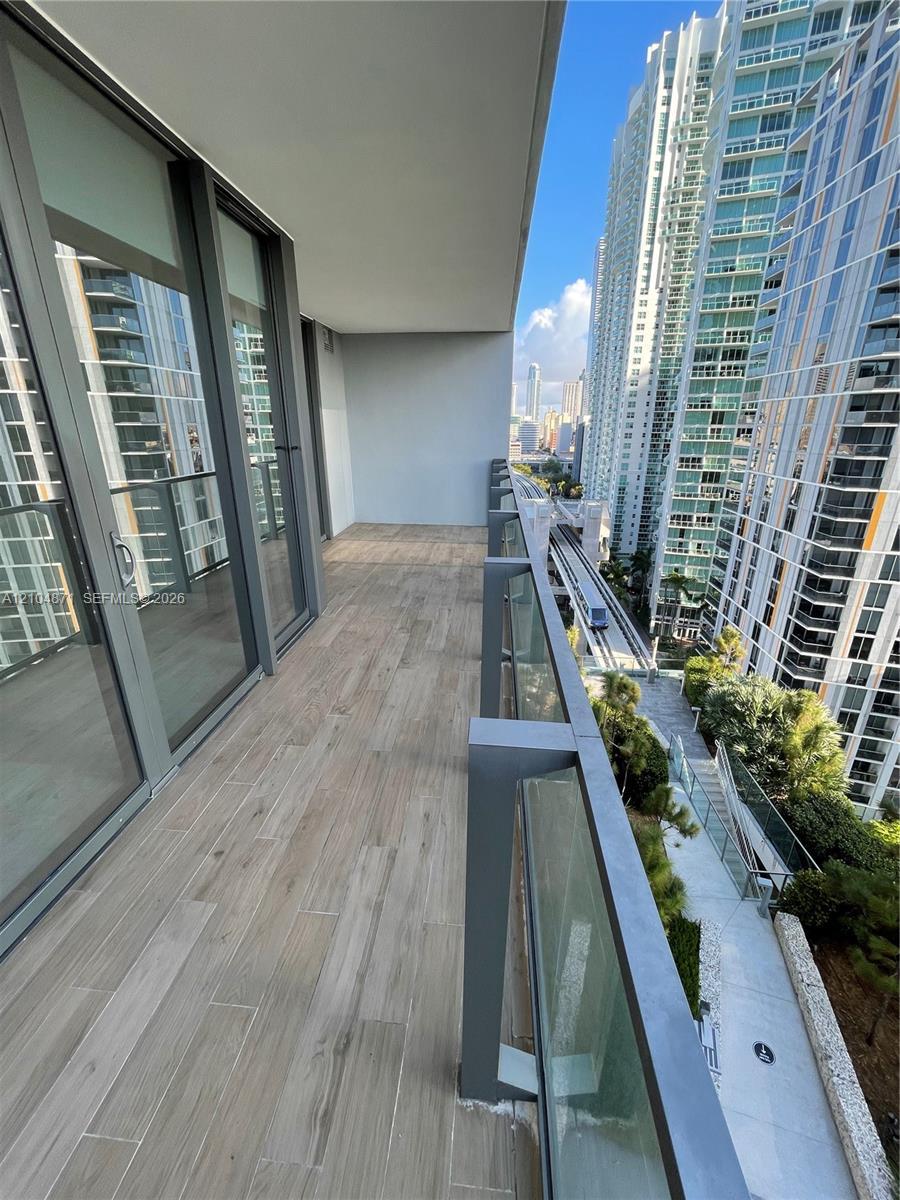68 SE 6th St # 909, Miami FL 33131 photo 3