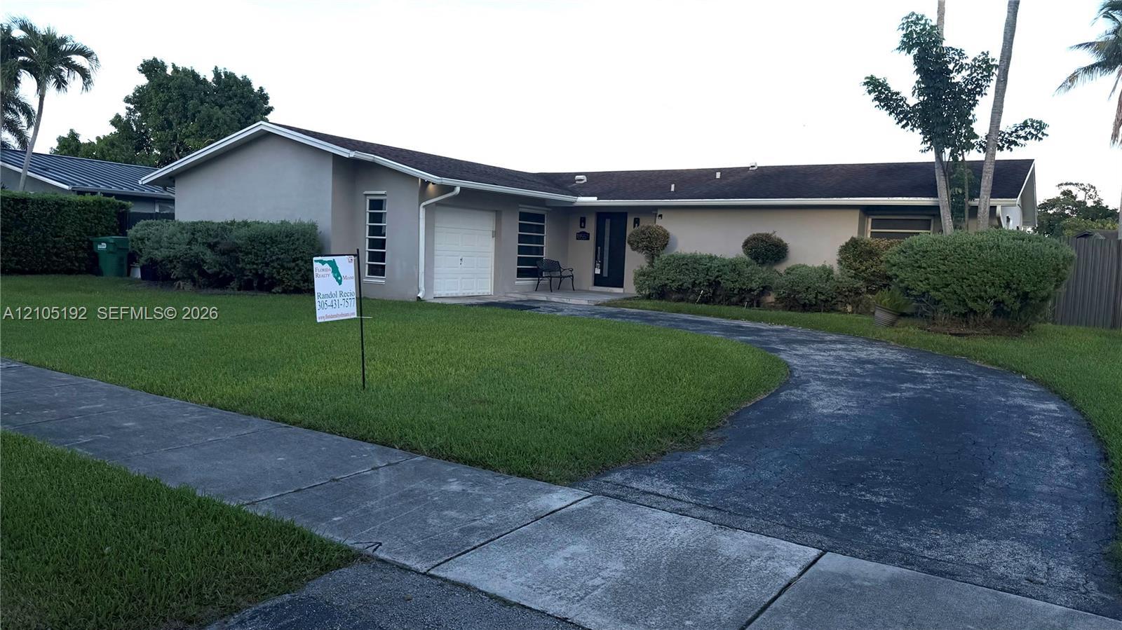 18557 SW 93rd Pl, Cutler Bay FL 33157 photo 2