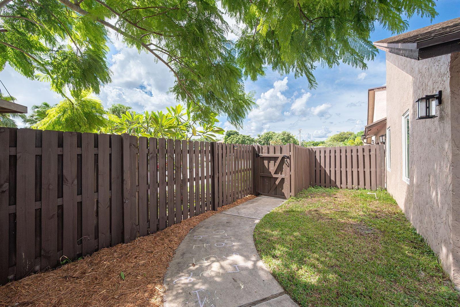 2815 SW 2ND Street, Delray Beach FL 33445 photo 2