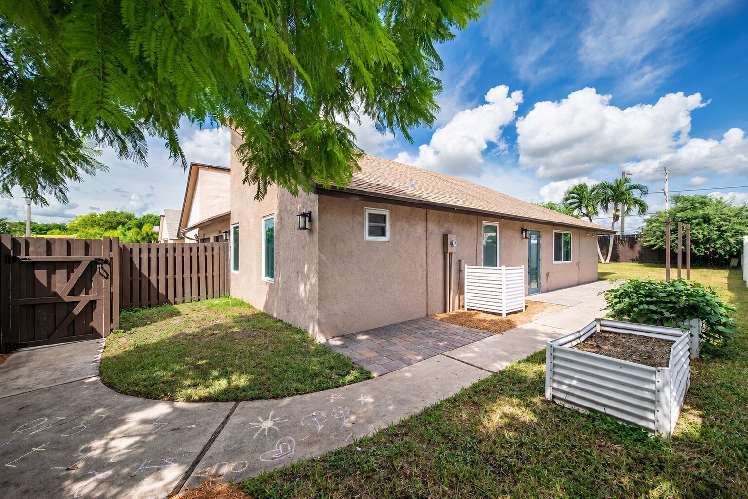 2815 SW 2ND Street, Delray Beach FL 33445 photo 3