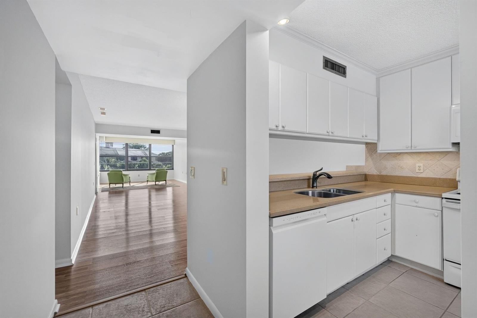3710 WHITEHALL Drive # 401, West Palm Beach FL 33401 photo 4