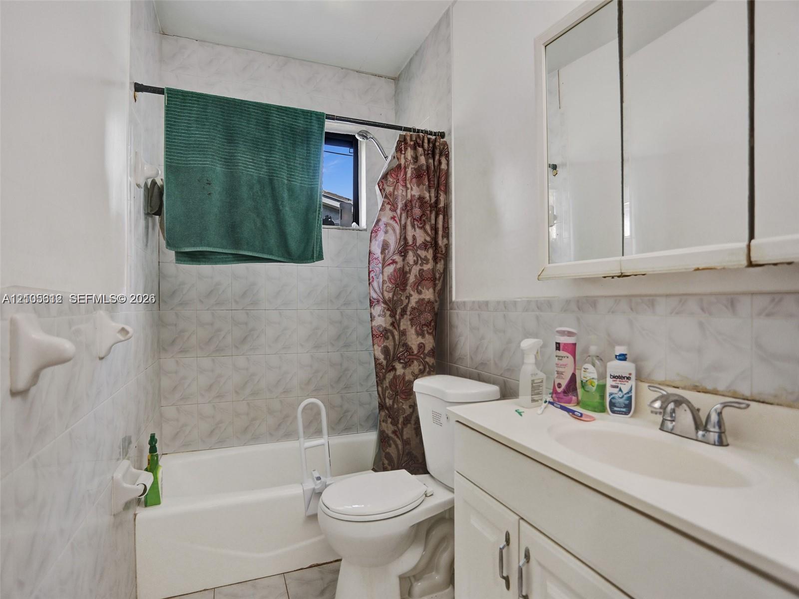 471 NE 180th Dr, North Miami Beach FL 33162 photo 3