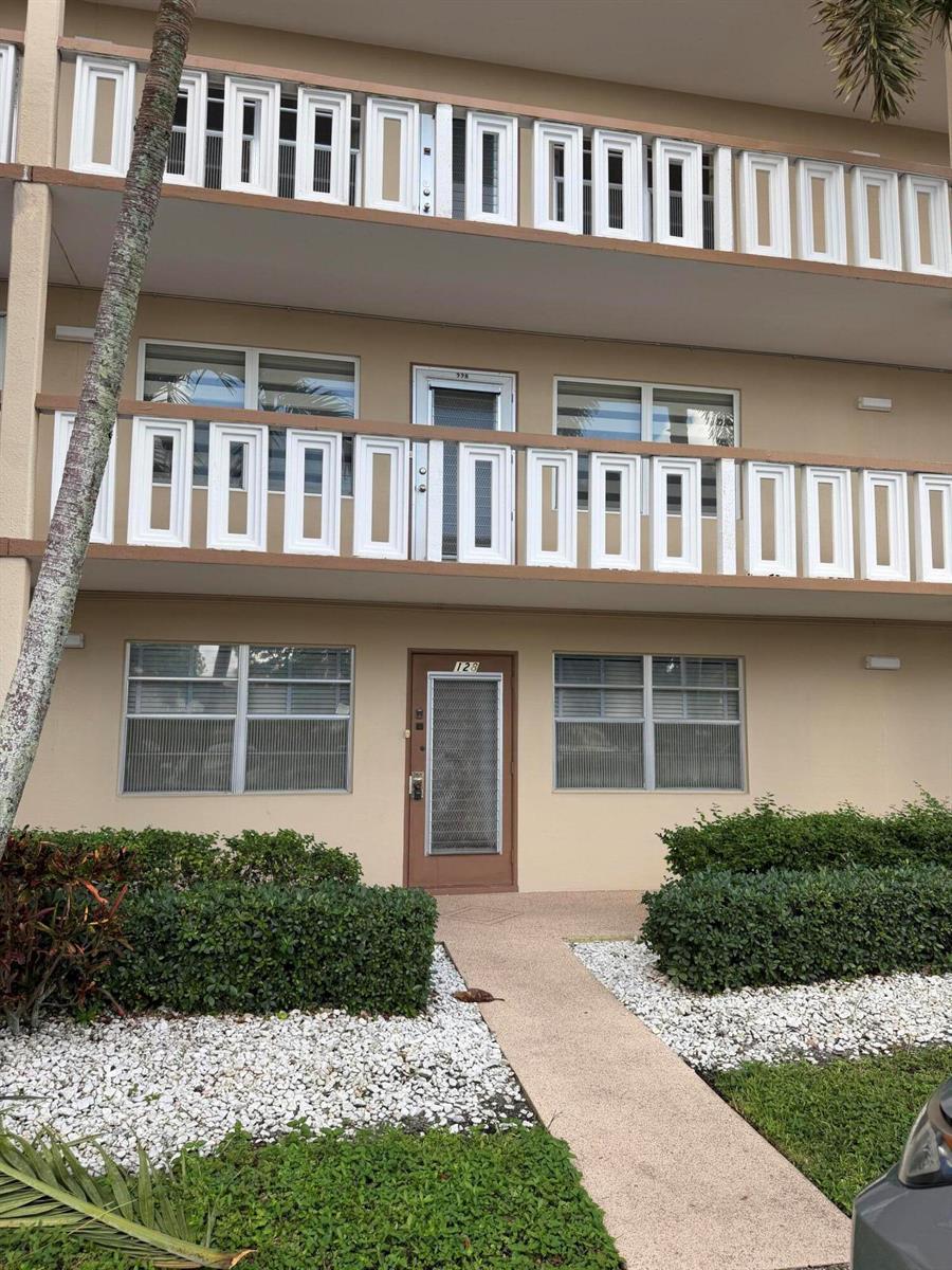 128 Wellington G, West Palm Beach FL 33417 photo 2