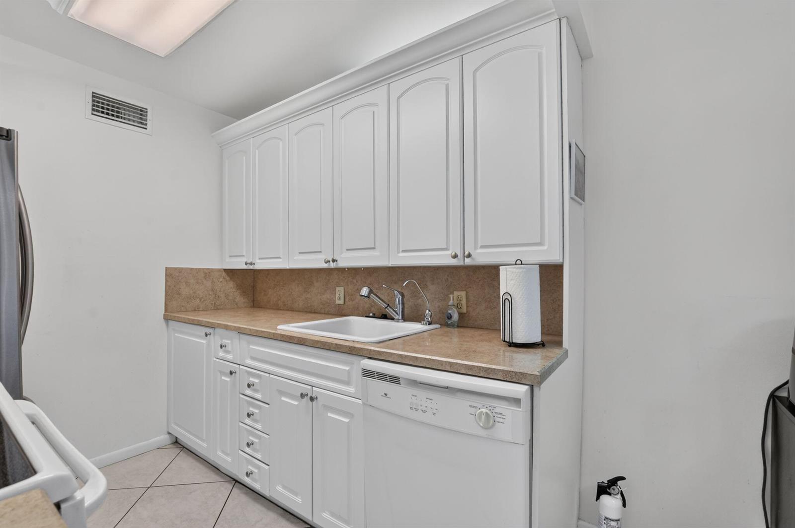 2025 Cornwall B, Boca Raton FL 33434 photo 5