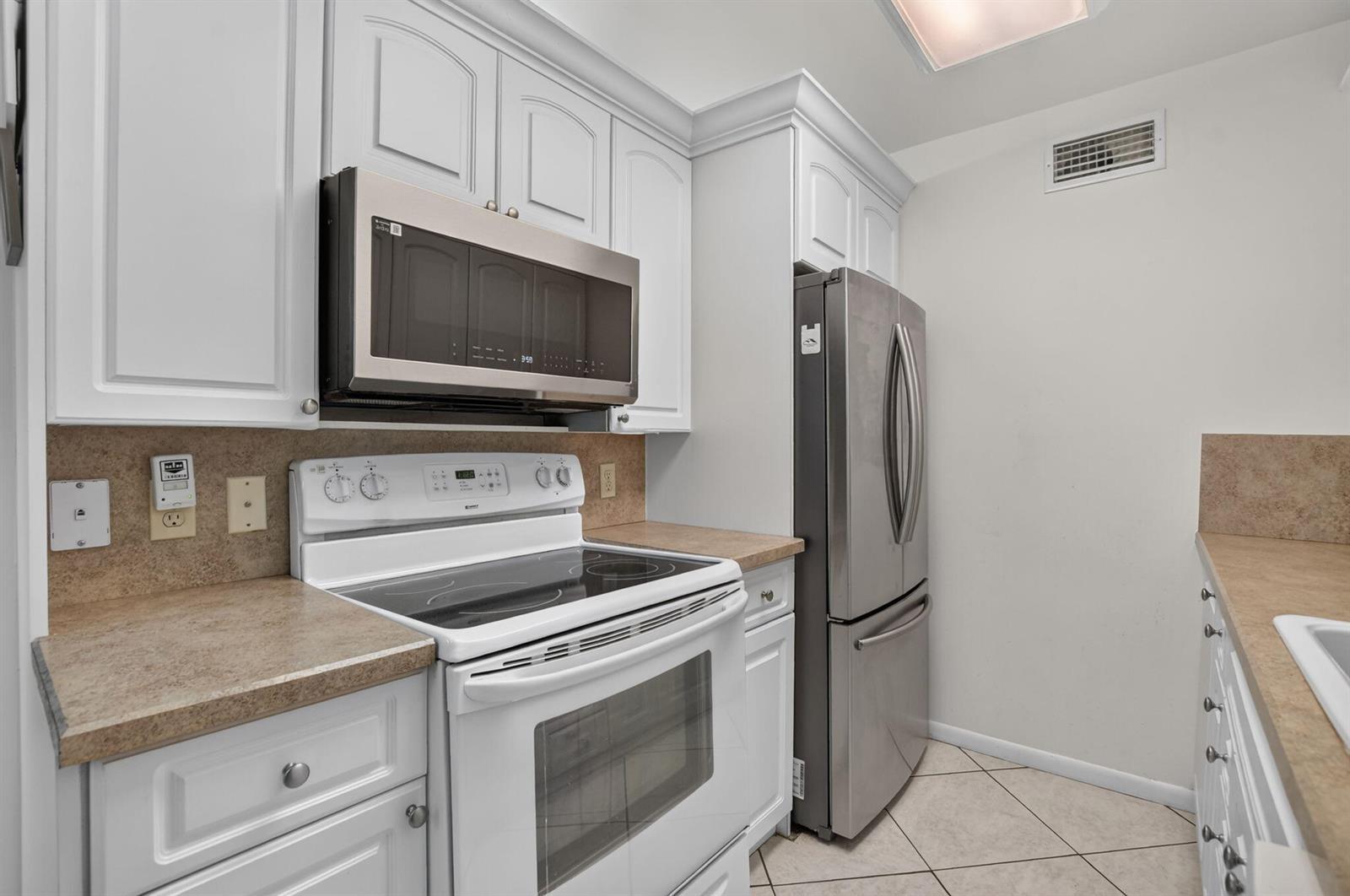 2025 Cornwall B, Boca Raton FL 33434 photo 4