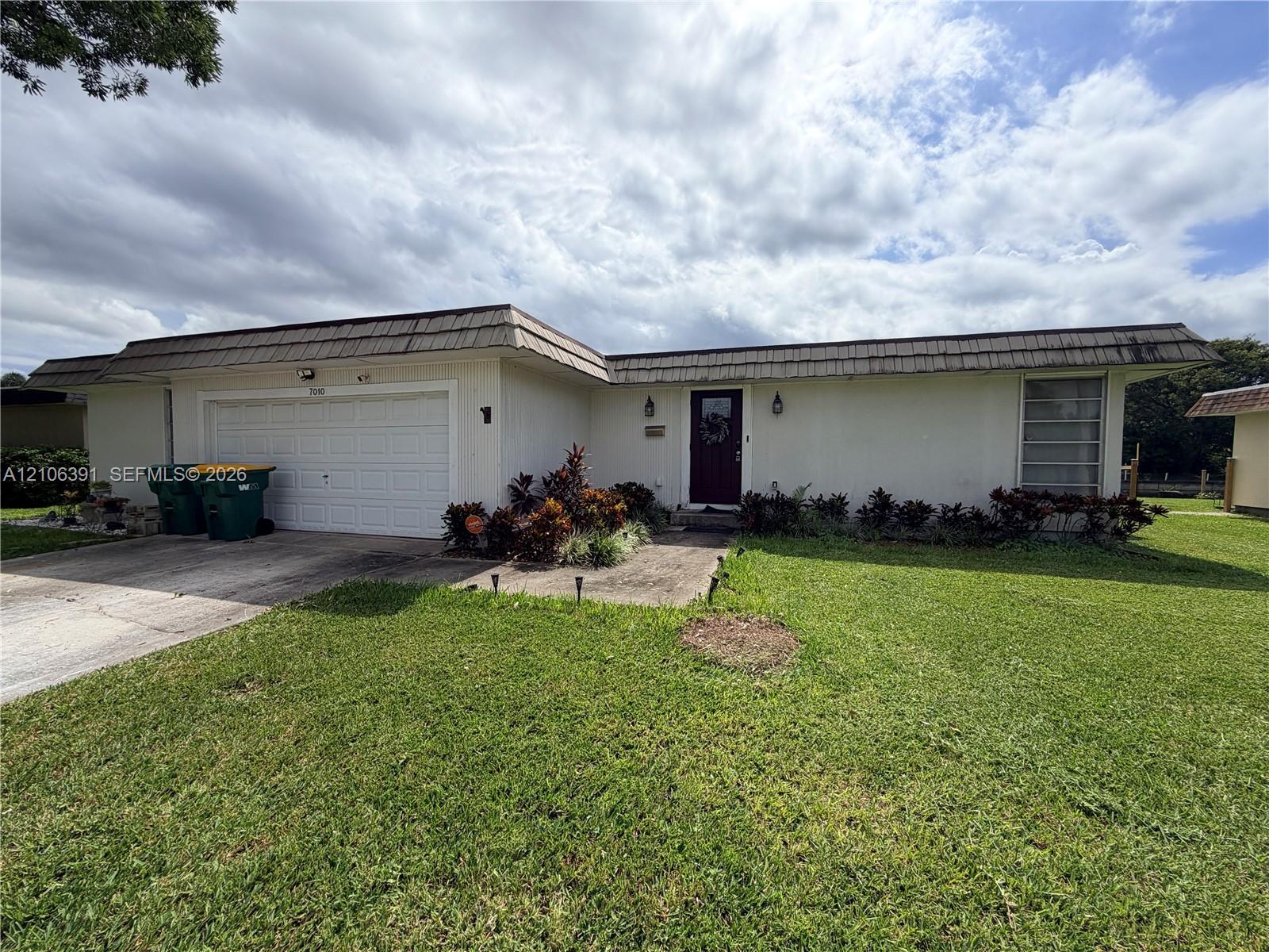 7010 NW 63rd Ct, Tamarac FL 33321 photo 2