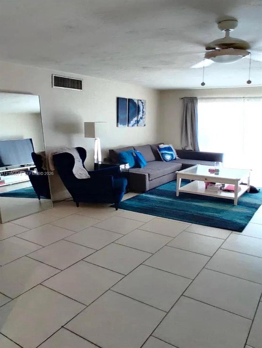 North Miami Beach, FL 33162 photo 2