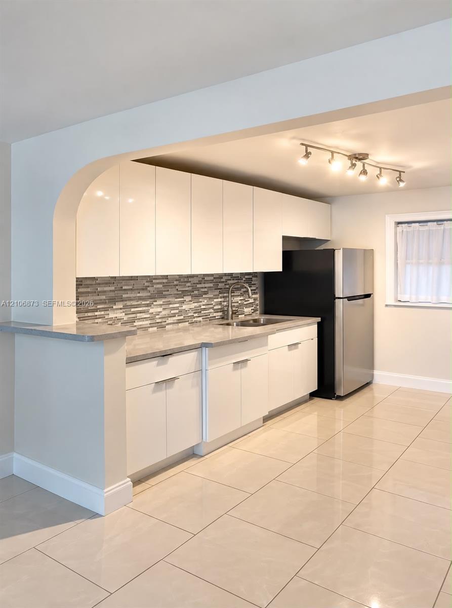 North Miami Beach, FL 33162 photo 4