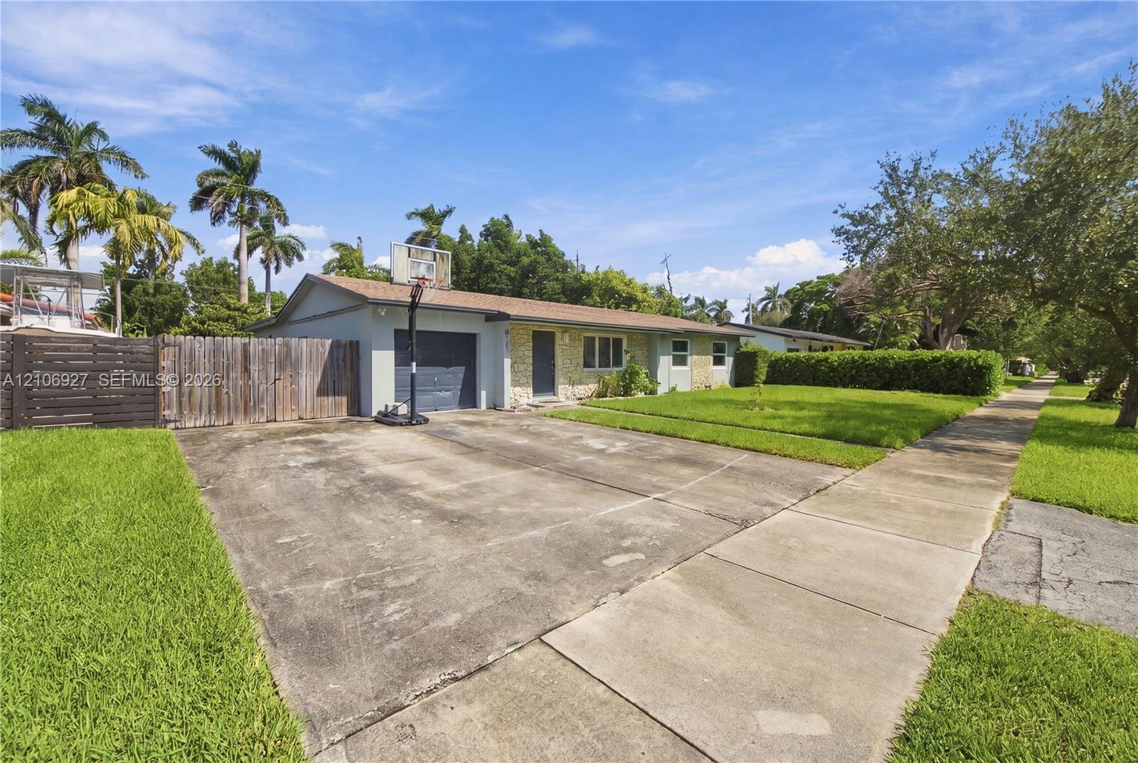 9121 SW 184th Ter, Cutler Bay FL 33157 photo 2