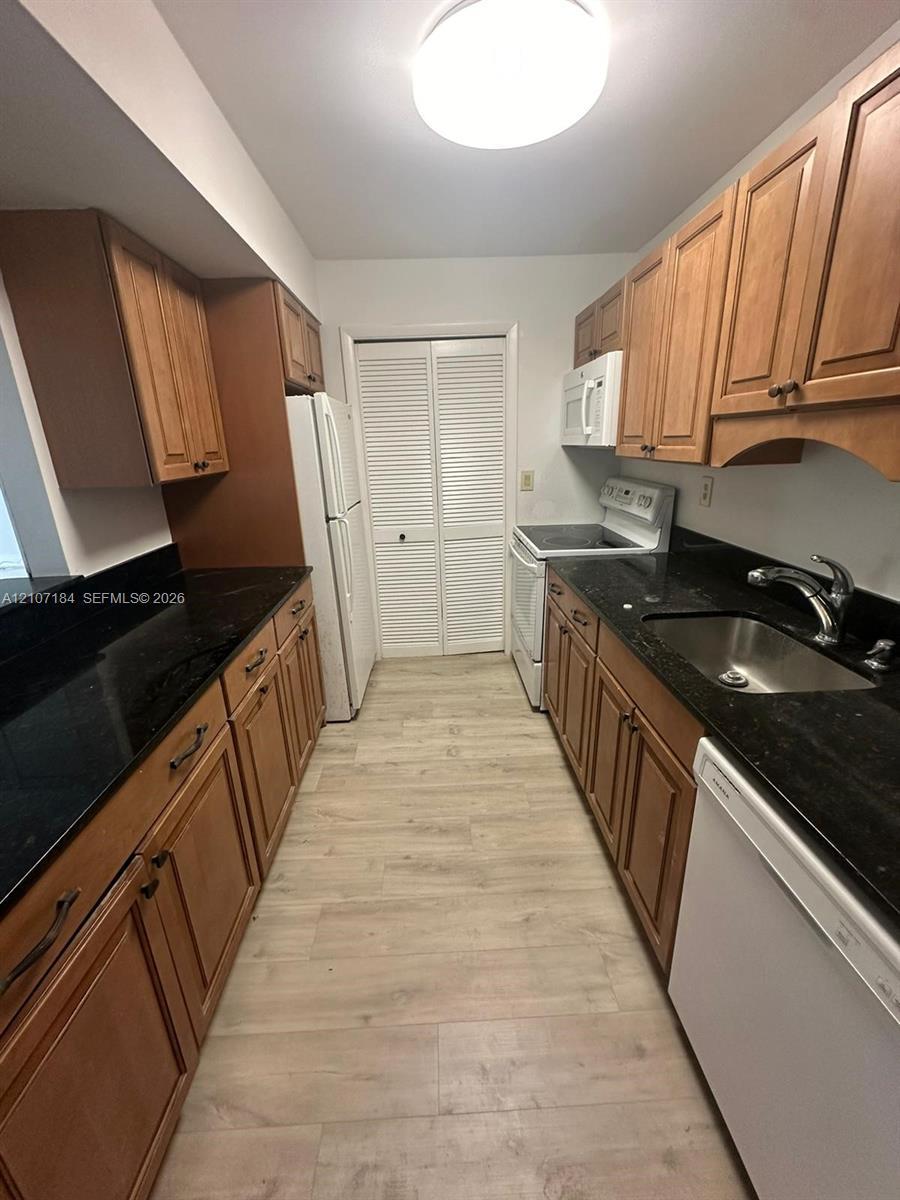 240 Lakeview Dr # 209, Weston FL 33326