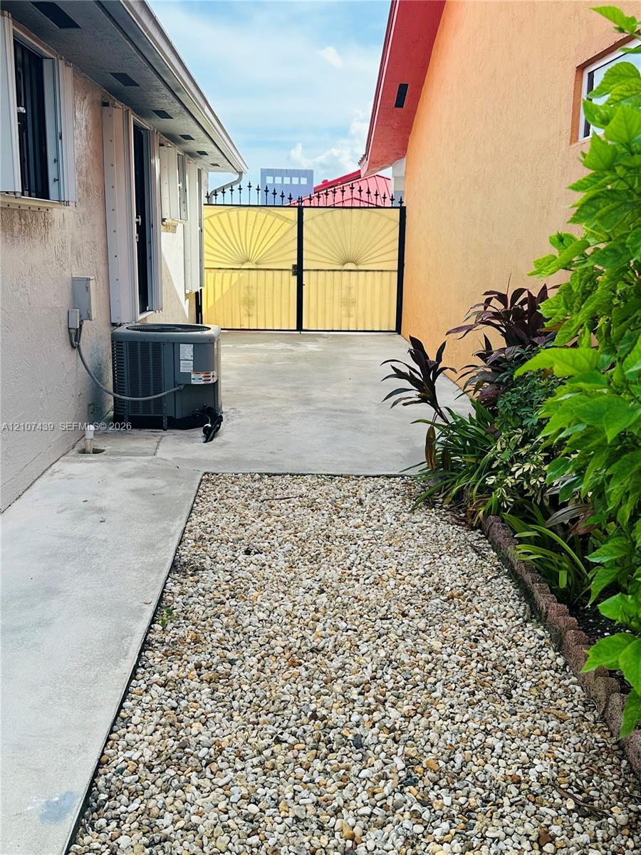 2549 W 73rd Pl, Hialeah FL 33016 photo 4