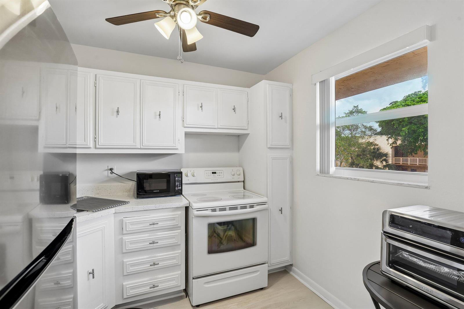 8400 LAGOS DE CAMPO Boulevard # 303, Tamarac FL 33321 photo 4