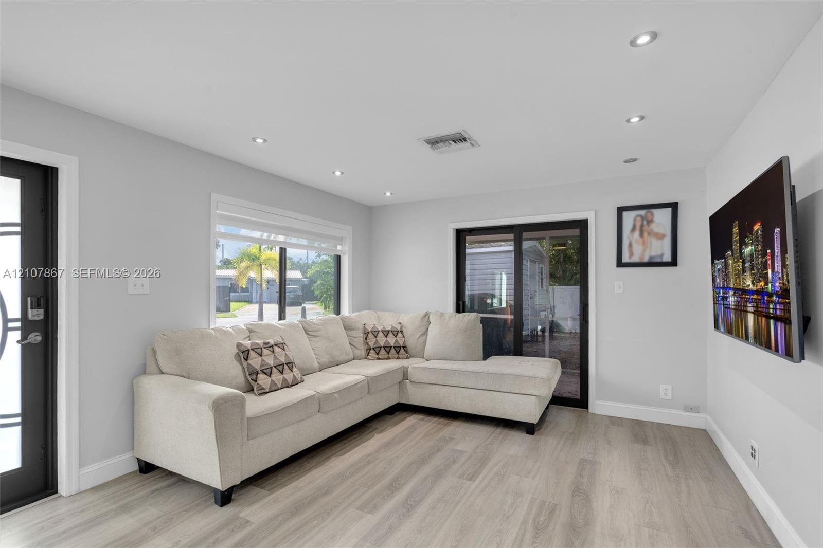 6100 NE 2nd Ter, Oakland Park FL 33334 photo 4