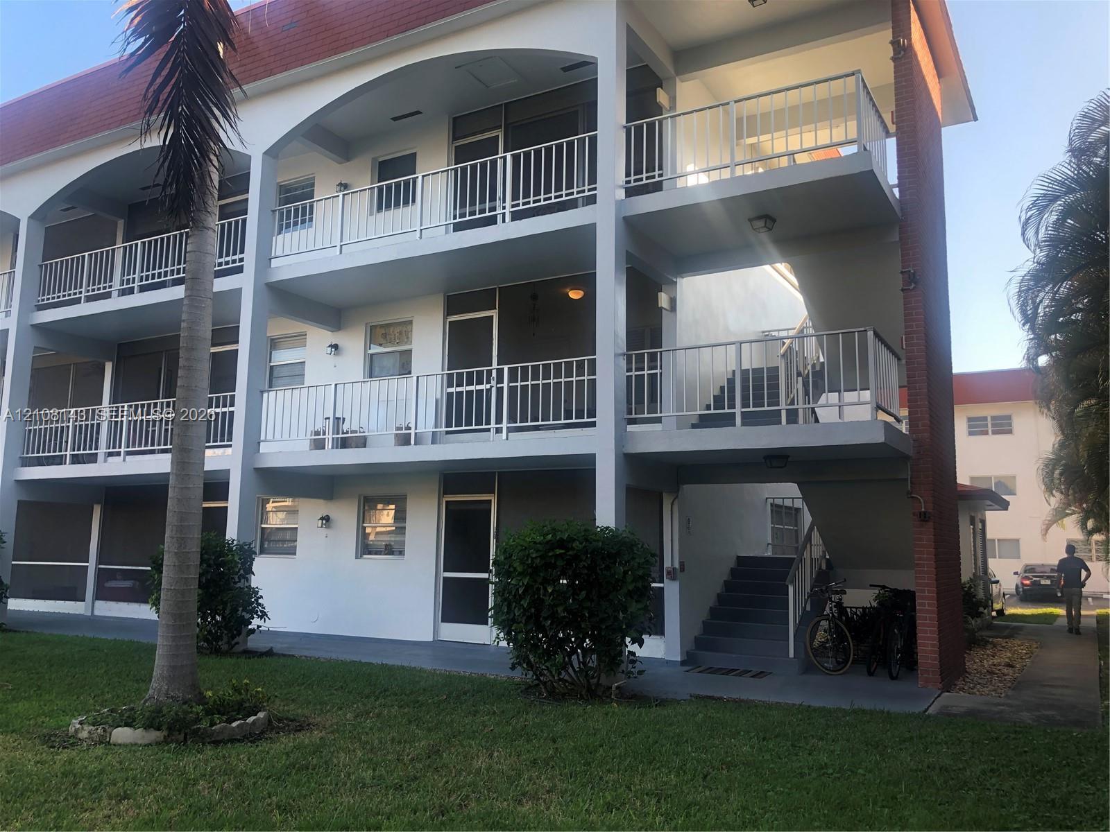 541 Blue Heron Dr # 220, Hallandale Beach FL 33009