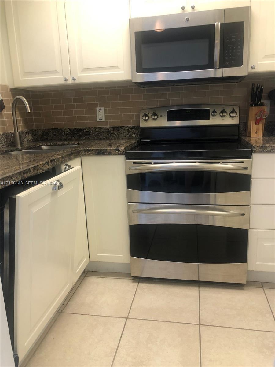 541 Blue Heron Dr # 220, Hallandale Beach FL 33009 photo 4