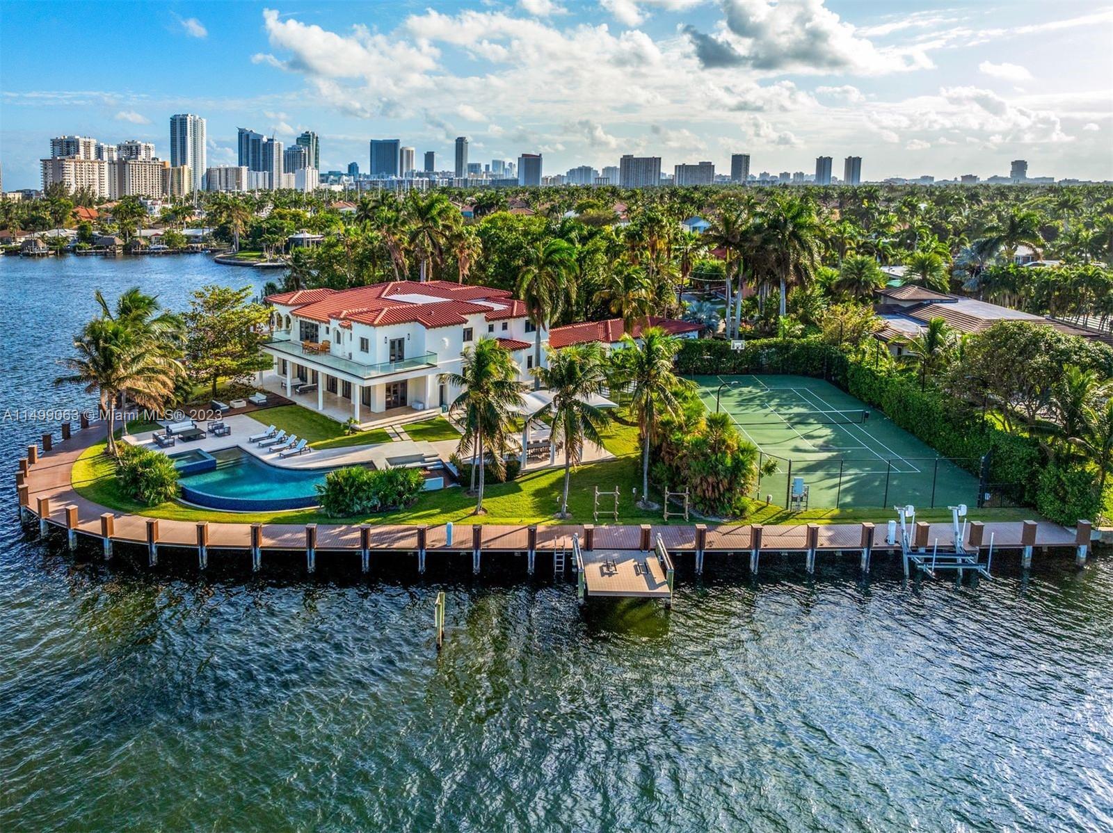 914 S Southlake Dr, Hollywood FL 33019