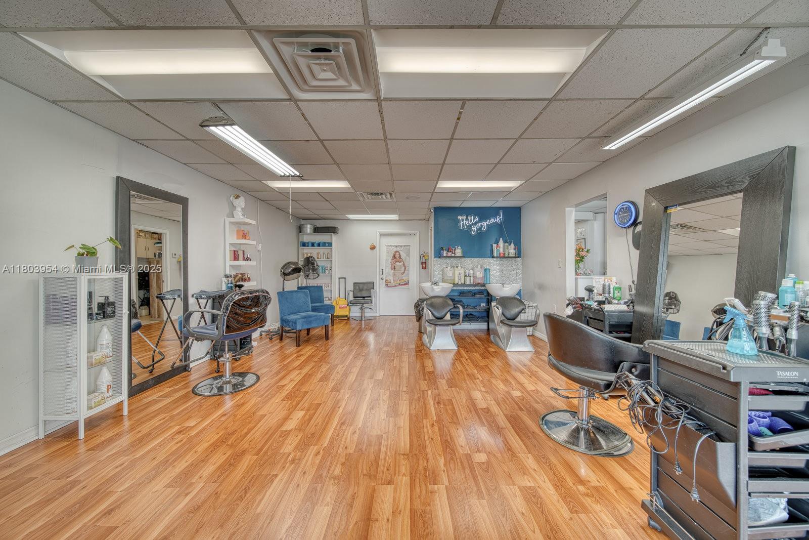 Stylish Beauty Salon in Prime Tamiami Park/FIU Campus Area, Miami FL 33165