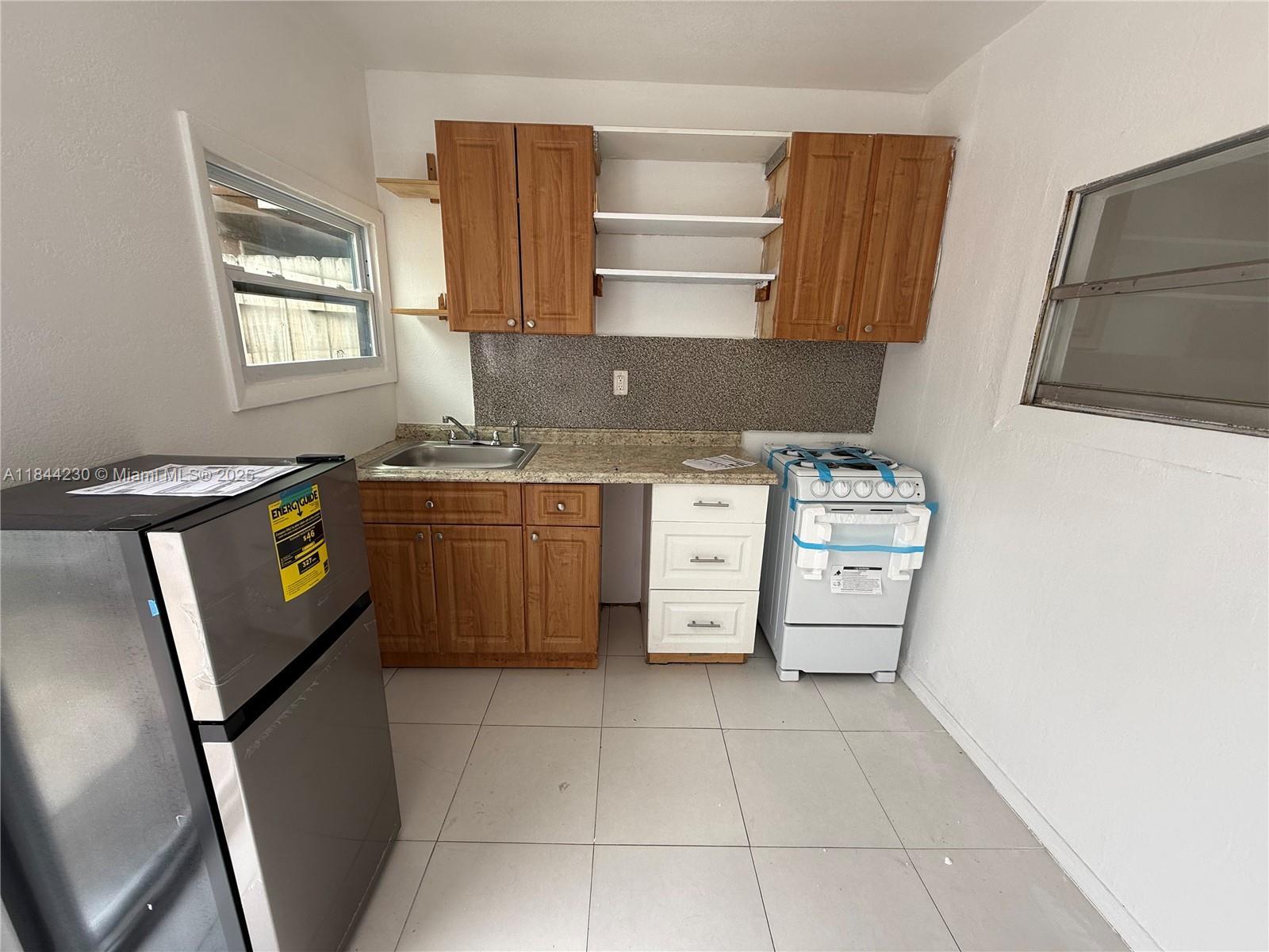 2146 NW 18th terr # C, Miami FL 33125