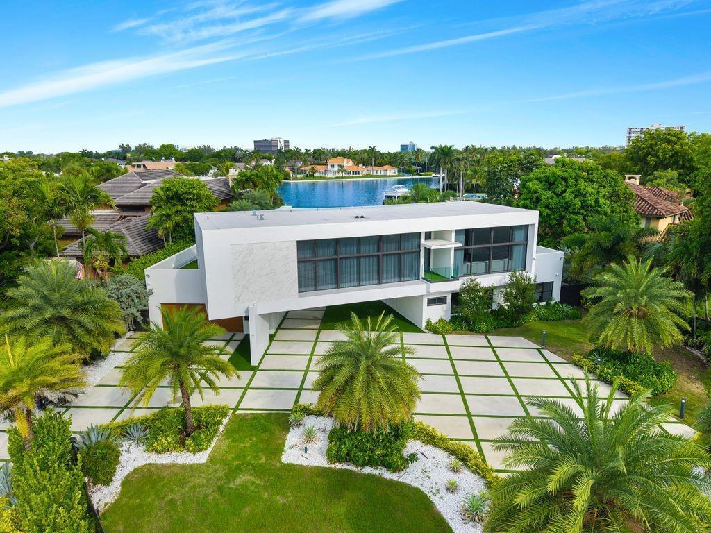 19 Gatehouse Road, Sea Ranch Lakes FL 33308