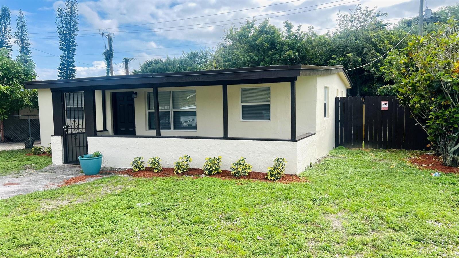 2360 Nw 2nd Street Street, Pompano Beach FL 33069