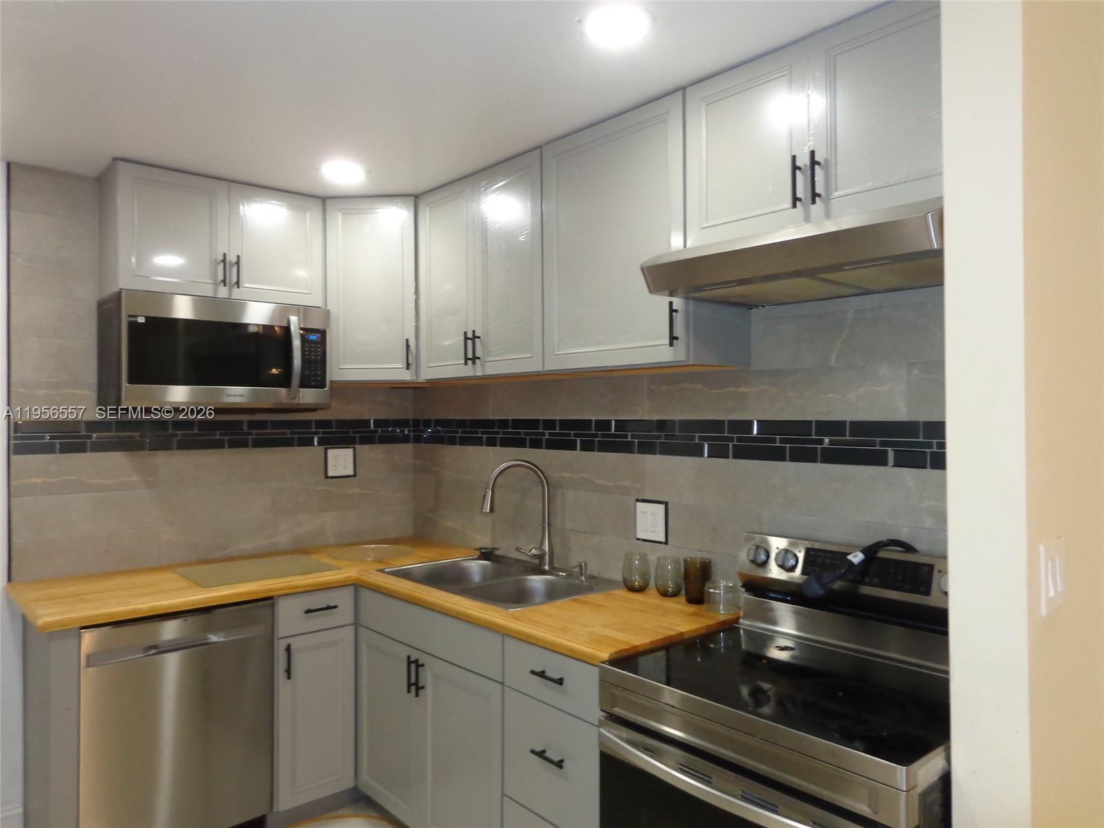 4172 Inverrary Dr # 110, Lauderhill FL 33319