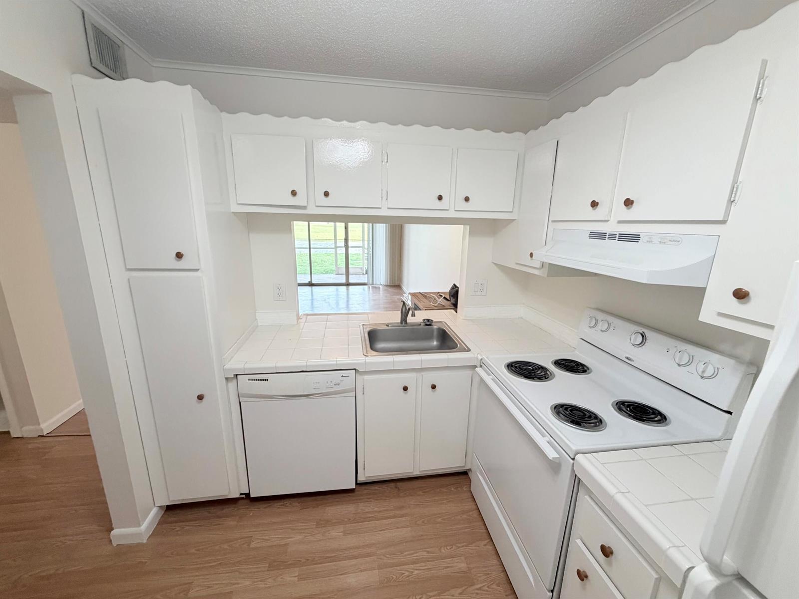 9230 Lagoon Place # 110, Davie FL 33324