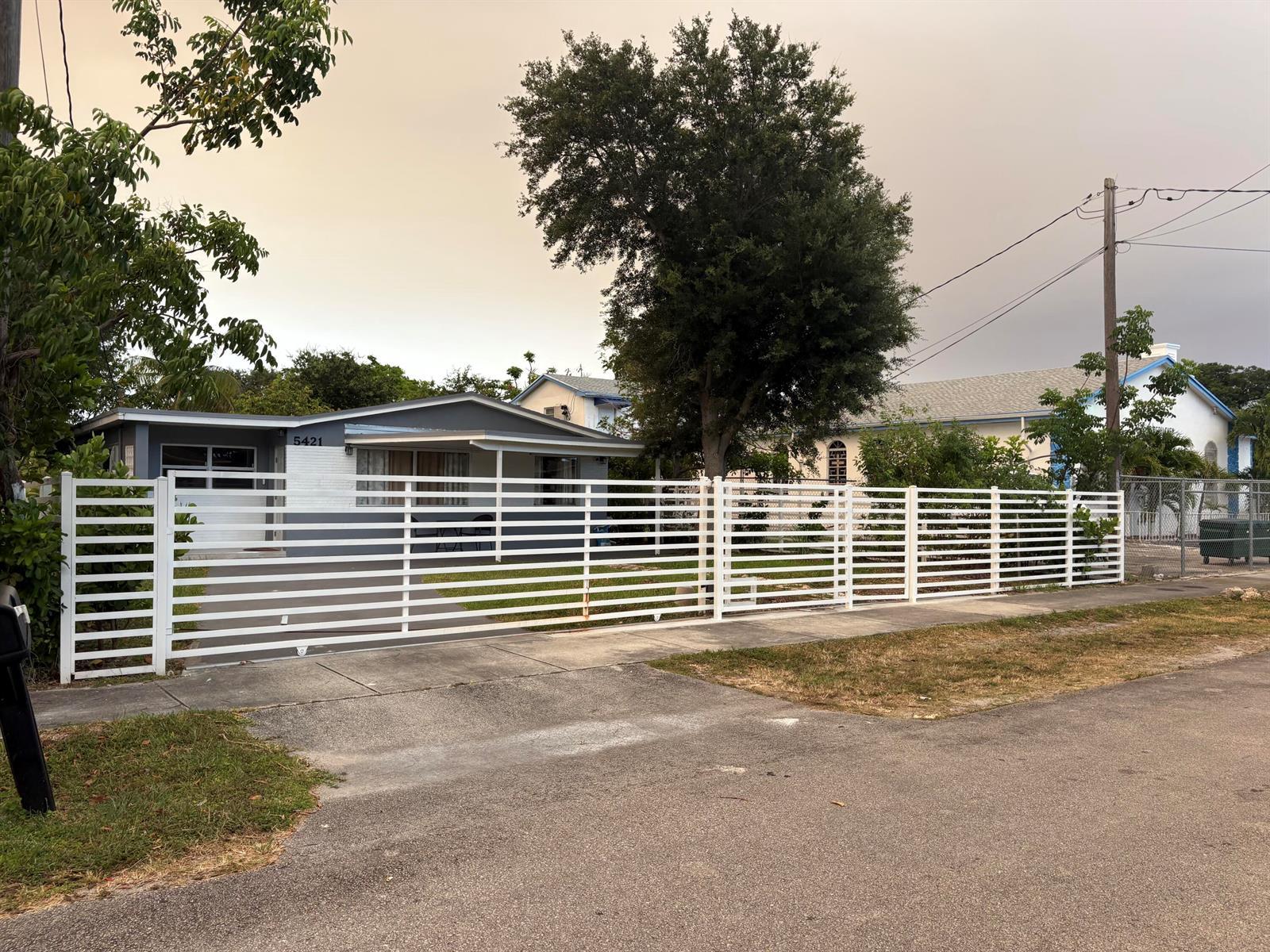 5421 SW 24th Street, West Park FL 33023