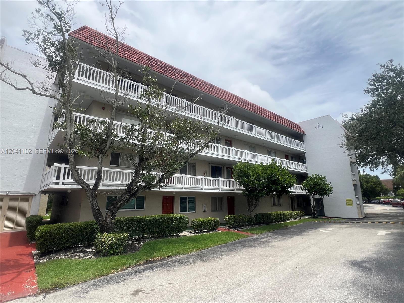 3571 Inverrary Dr # 307, Lauderhill FL 33319