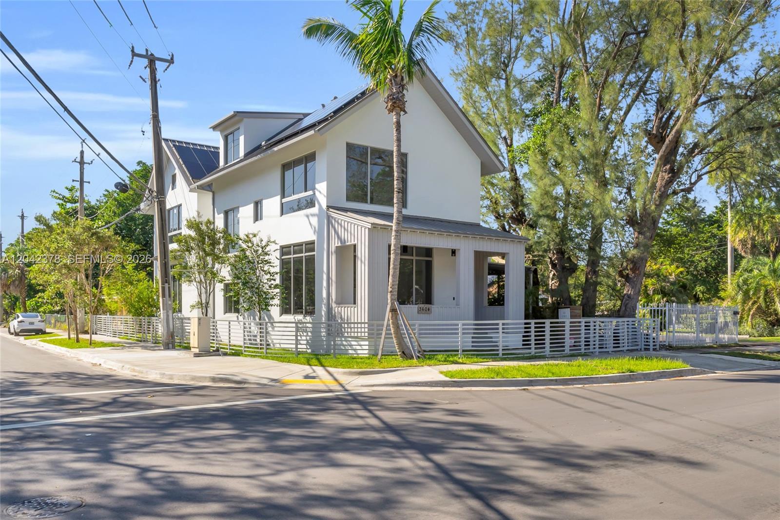 3204 Plaza St, Miami FL 33133
