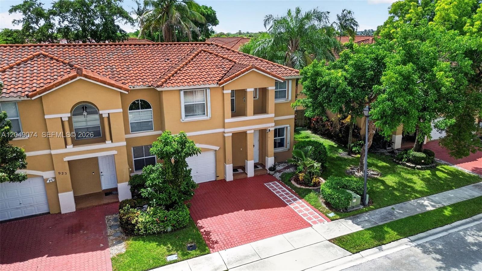 913 NW 135th Ave, Pembroke Pines FL 33028